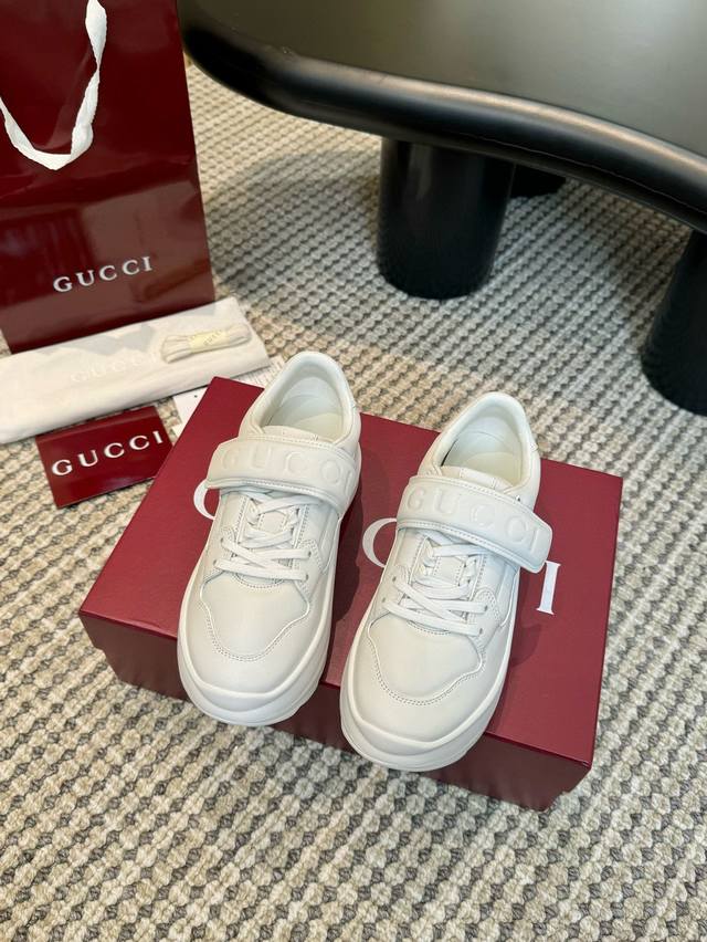 出厂价 ：光面 。打印 Gucci 24Ss最新款魔术贴老爹鞋；厚底鞋 ；休闲鞋；运动鞋 这款rhyton系列运动鞋 采用象牙白色皮革搭配，鞋身魔术贴复古设计，